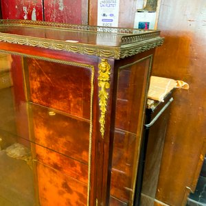 Vitrina Antigua de Madera y Bronce con Estantes de Cristal - imagen 2