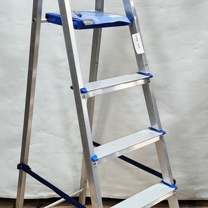 Lote anterior: Escalera de Aluminio Plegable con 5 Escalones y Tranca Rodilla