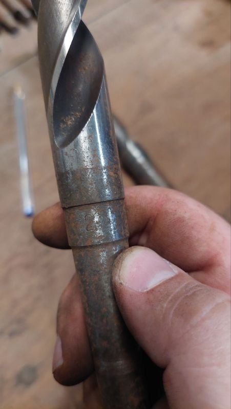 Mecanismo de metal con piezas mecánicas y herramientas - imagen 5