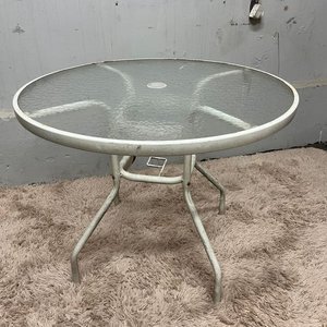 Lote siguiente: Mesa de Patio Circular con Tapa de Vidrio y Estructura Blanca