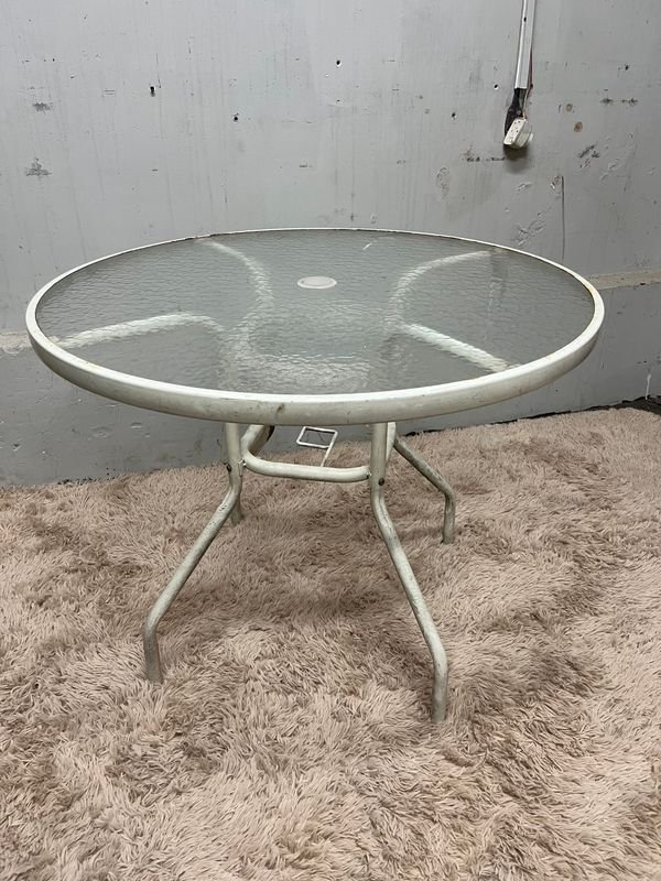 Mesa de Patio Circular con Tapa de Vidrio y Estructura Blanca