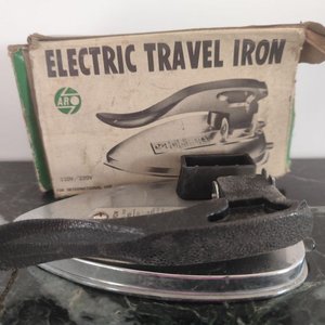 Lote siguiente: Plancha Eléctrica de Viaje Aro Vintage en Caja