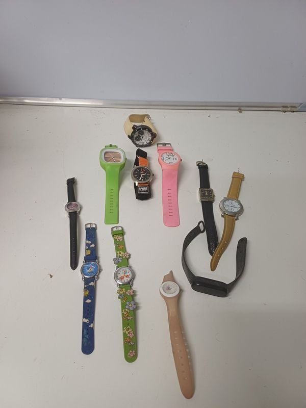 Lote de 11 Relojes Variados: Rosado, Verde, Negro y Más
