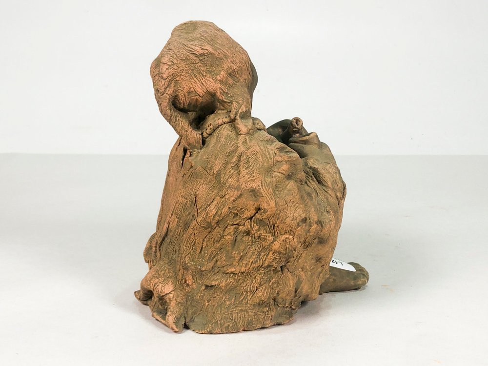 Escultura en cerámica de hombre encapuchado con botella y vaso - imagen 3