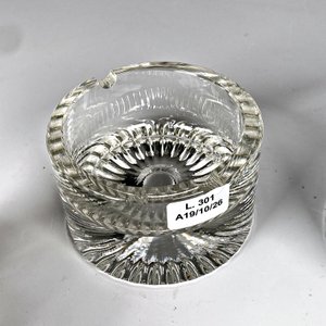 Cuatro piezas decorativas: dos ceniceros de cristal, racimo de piedras y árbol de cuarzo - imagen 4