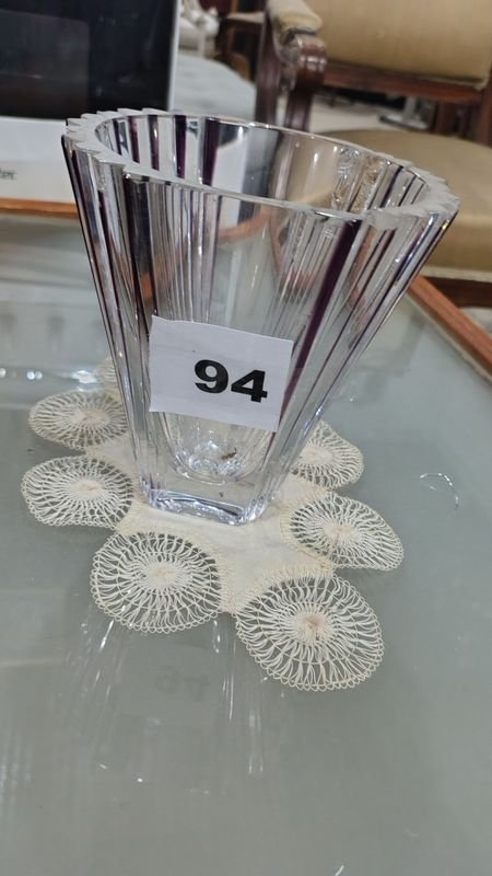 Lote siguiente: Florero de vidrio con diseño flutado y carpeta de papel