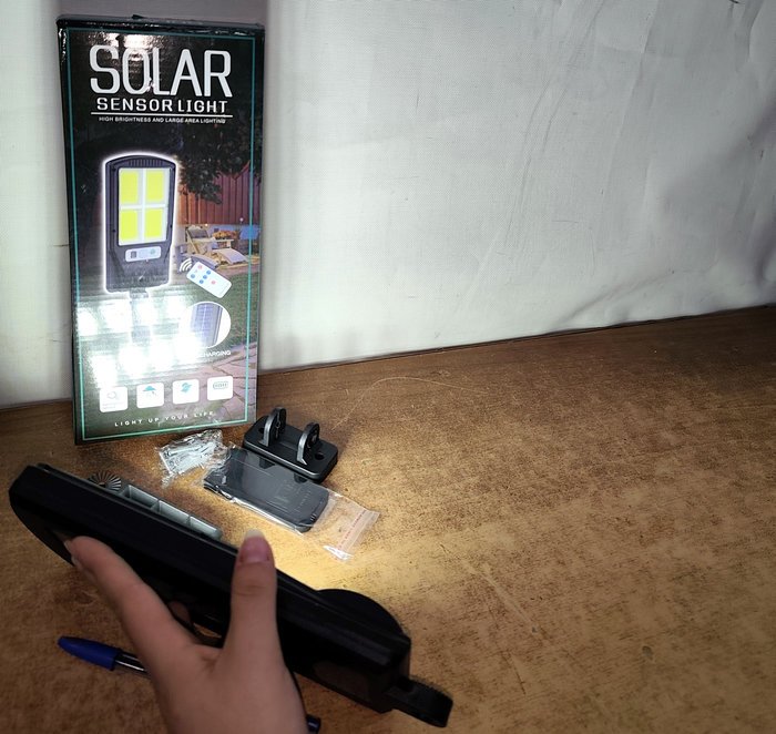 Foco LED Recargable Solar con Control Remoto y Paneles Solares - imagen 4