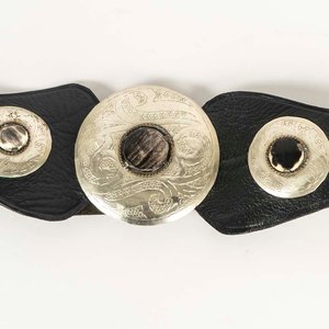 Cinturón de Cuero Negro con Apliques Metálicos Grabados - imagen 2