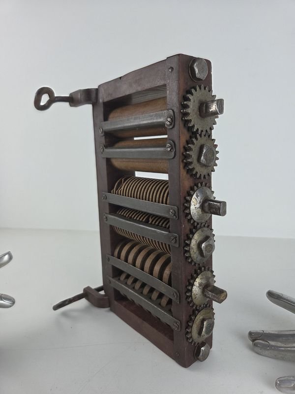 Máquina de pastas antigua en madera e hierro - imagen 4