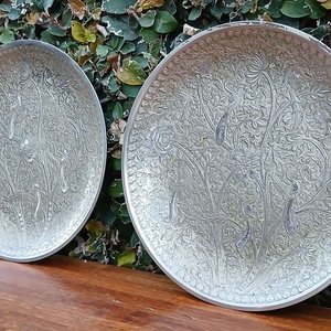 Fuente y Dos Platos de Pared Metálicos Labrados Estilo Oriental - imagen 8