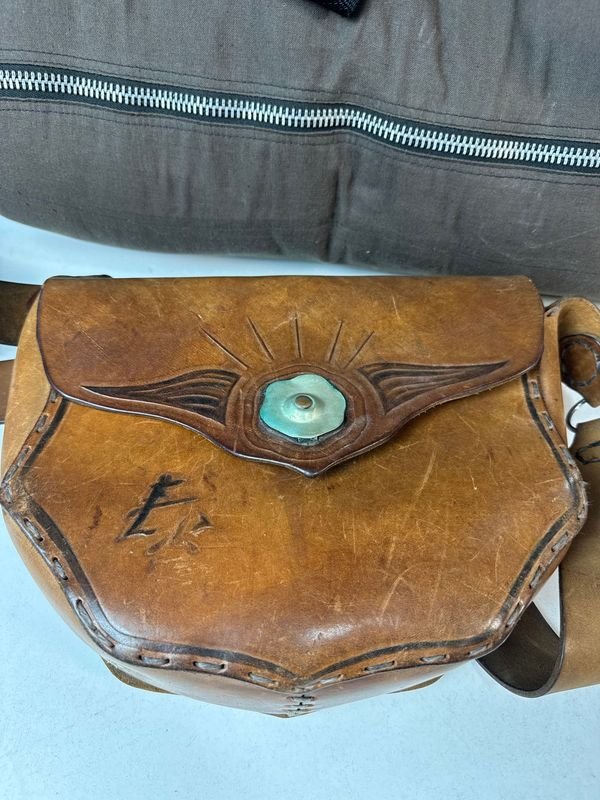 Antiguo bolso de cuero y accesorios - imagen 2