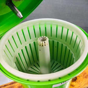 Lote de Cocina: Escurridor Verde, Tablas de Madera, Fuente y Delantales - imagen 2
