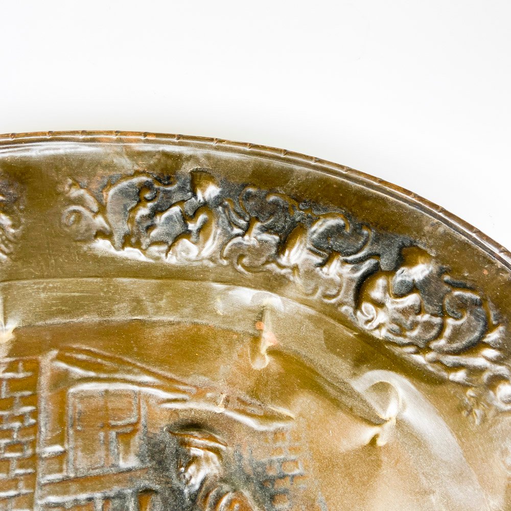 Plato oval en bronce repujado con escena taberna - imagen 3