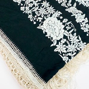 Mantón Negro y Blanco con Flecos y Diseño Floral Bordado - imagen 3