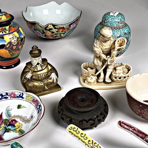 Lote de 11 Piezas Orientales: Cucharas, Potiches y Figuras Decorativas - imagen 5
