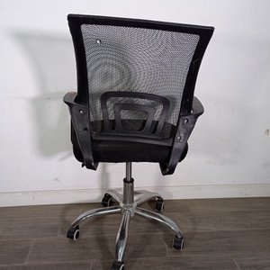 Silla de Oficina Giratoria Negra con Detalle en Tapizado - imagen 6