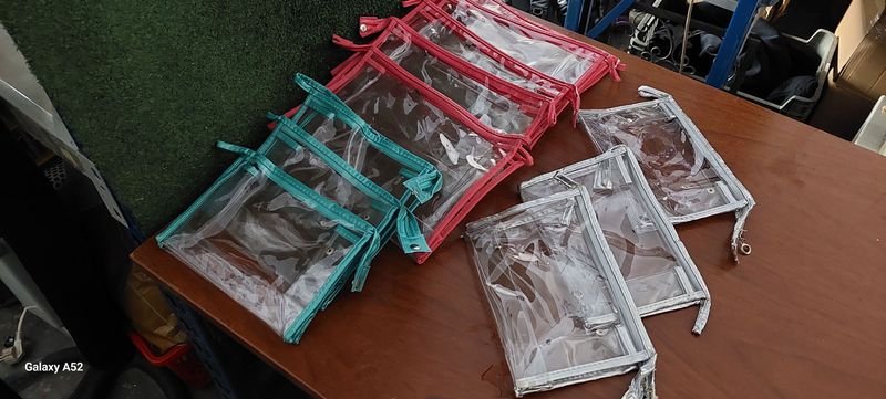 Neceser de viaje con accesorios varios - imagen 2