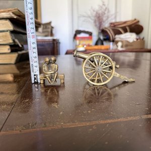 Pareja Sentada en Banco y Cañón a Escala Antiguo en Bronce - imagen 8