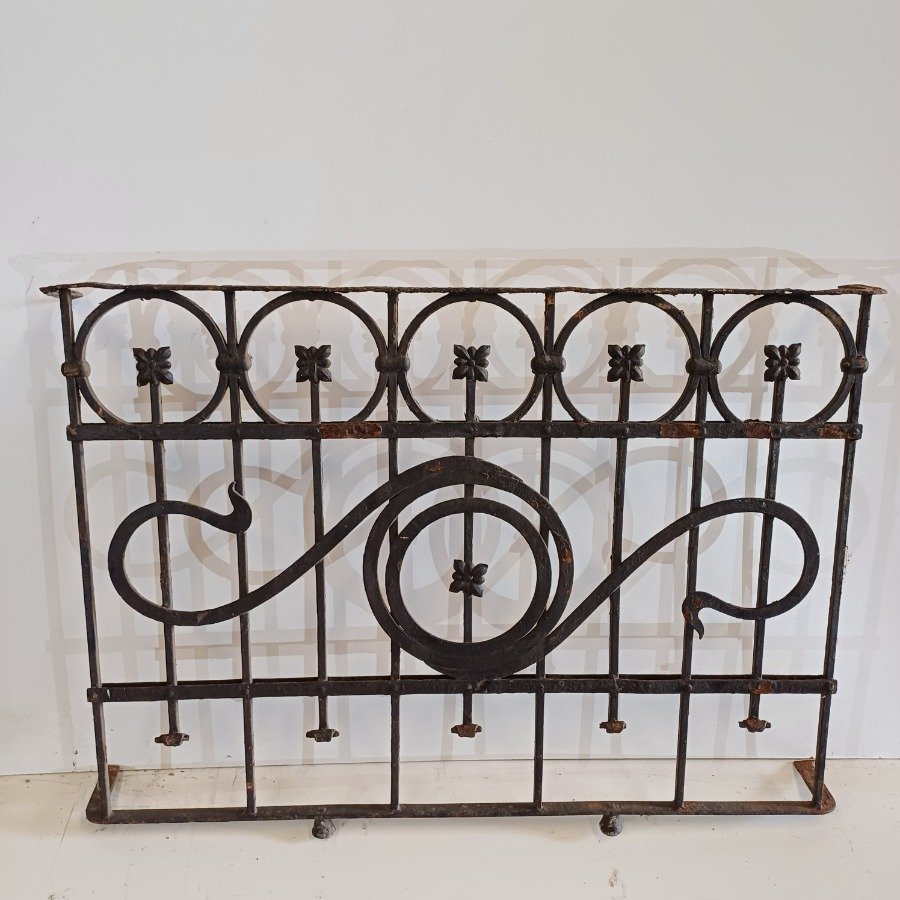 Lote siguiente: Puerta de metal antigua con diseño curvo