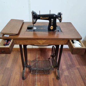Antigua Máquina de Coser a Pedal Romanoni con Mueble de Madera y Hierro Fundido - imagen 1