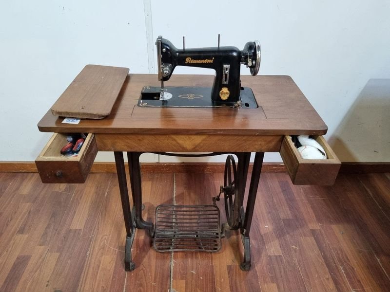 Antigua Máquina de Coser a Pedal Romanoni con Mueble de Madera y Hierro Fundido