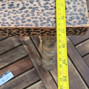 Mesa auxiliar Rústica  de estilo Jacobino rustico de madera noble con patas y travesaños torneadas - la  tapa rectangular decorada con patrones geométricos o animal print con un panel central con  azulejos  con detalles - Medidas 42,50 cm x 57 cm x 47 cm Alto / Con detalles de Tiempo y Uso - imagen 6