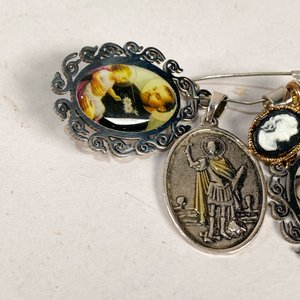 Lote de Cinco Dijes Religiosos y Vintage - imagen 3