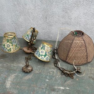 Lote anterior: Araña de Bronce con Pantallas Florales y Lámpara de Colgar
