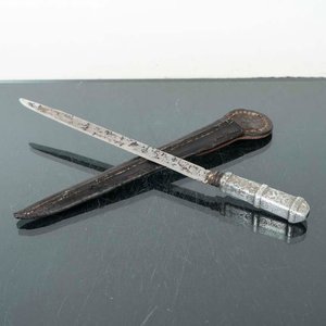 Cuchillo de Metal con Mango Decorado y Vaina de Cuero - imagen 1