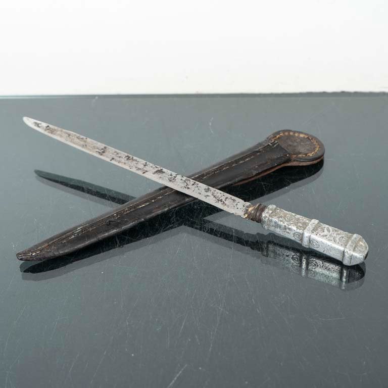 Cuchillo de Metal con Mango Decorado y Vaina de Cuero