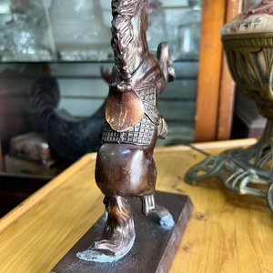 Figura Decorativa de Caballo en Metal Patinado Bronce con Base de Madera - imagen 2