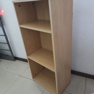 Estantería Moderna de Madera Clara con Tres Niveles - imagen 4