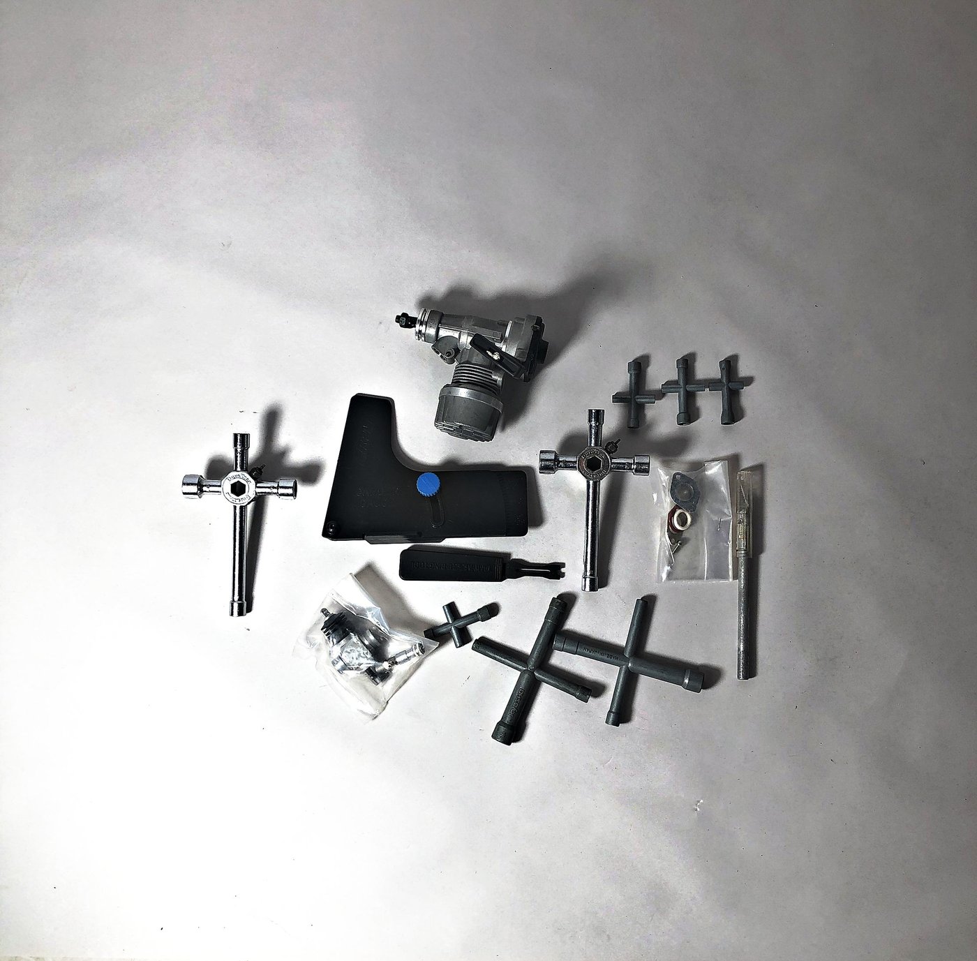 Motor Nitro RC y 11 Micro Herramientas para Modelismo