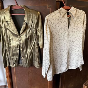 Lote anterior: Conjunto de 2 Blusas Femeninas Talle L/XL: Dorada Manga Corta y Crema Estampada