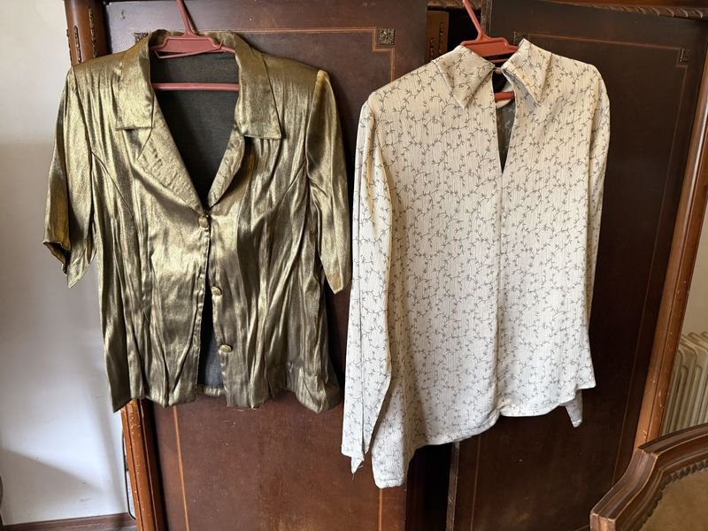 Conjunto de 2 Blusas Femeninas Talle L/XL: Dorada Manga Corta y Crema Estampada