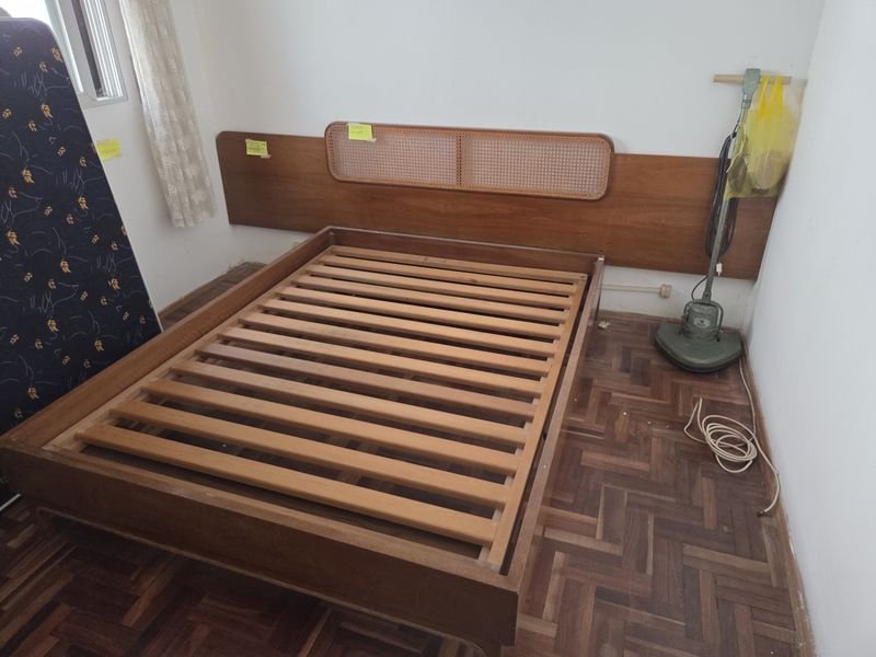 Lote siguiente: Cama de 2 plazas con respaldo esterillado y firme