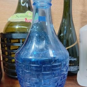 Lote de Frascos y Botellas Decorativas de Vidrio Azul, Ámbar y Verde - imagen 6
