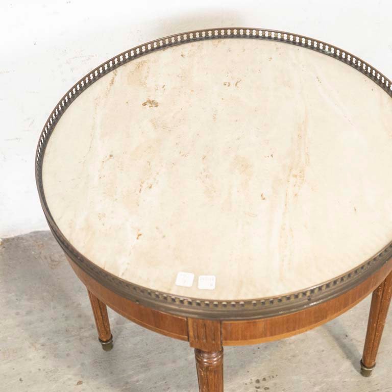 Mesita de sala inglesa con tapa de mármol circular y barandilla de bronce - imagen 2