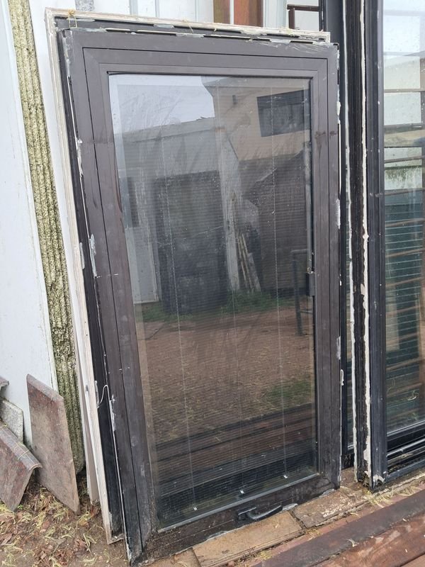 Ventana DVH Aluminio Negro Abatible con Veneciana Interior