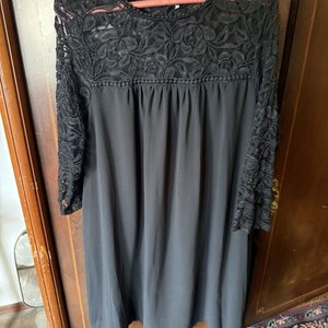 Lote de Vestido Negro con Encaje y Blusa Estampada Crema - imagen 3