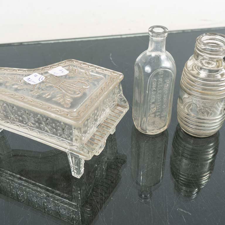 Tres piezas de vidrio: Alhajero forma de piano y dos botellitas - imagen 2