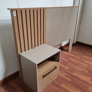 L 973 - Moderno respaldo para cama de una plaza en tonos neutros con mesa de luz con cajón (Respaldo 172x46x118cm) - imagen 3