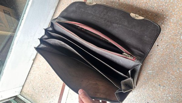 Antiguo maletín inglés de cuero negro con detalles en oro - imagen 1