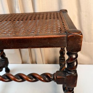 Taburete Antiguo de Madera Torneada con Asiento de Caña Fischel - imagen 4