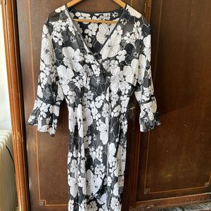Vestido Estampado Blanco y Negro con Escote en V y Mangas Tres Cuartos - imagen 4
