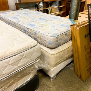 Lote anterior: Colchones y Estantería de Madera