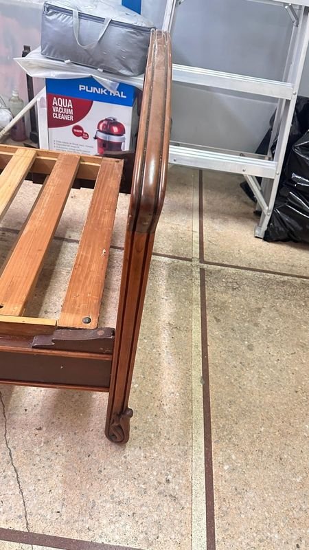 Cama antigua de madera con detalles - imagen 10