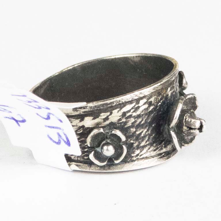 Anillo con diseño de flores en plata y negro - imagen 2