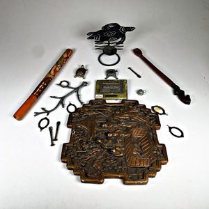 Lote de 16 piezas: Placas de yeso y metal, flauta, tortuga y porta retrato - imagen 2