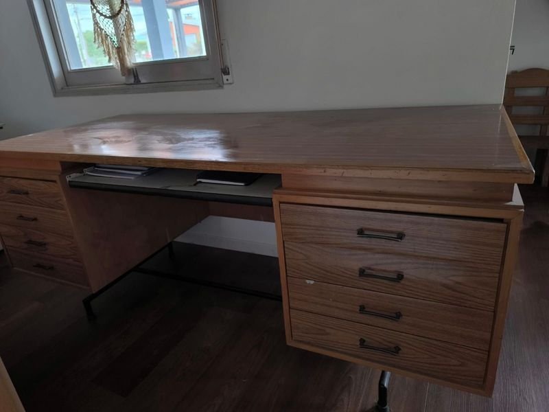 Escritorio de madera con ventana